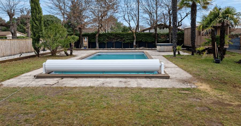 Gazon synthétique aux abords d'une piscine, Bordeaux, Verébo